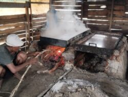 Petani Garam Lancok, Mengais Asa Saat Cuaca Buruk