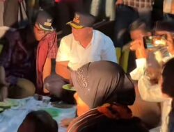 Makan Bersama Pengungsi Bupati Aceh Utara (Ayah Wa) Stock Beras Cukup