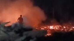 Tumpukan Kayu Bawaan Banjir di Geudumbak Langkahan Dilalap Api