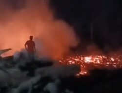 Tumpukan Kayu Bawaan Banjir di Geudumbak Langkahan Dilalap Api